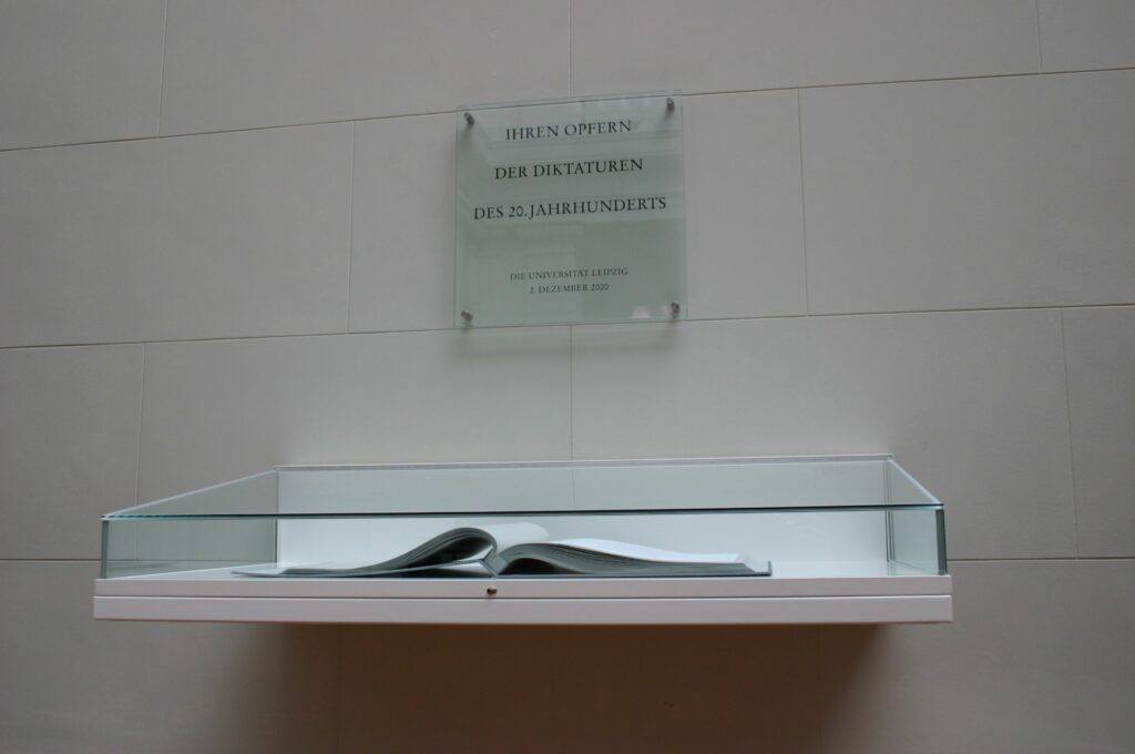 Gedenktafel f&uuml;r die Opfer der Diktaturen des 20. Jahrhunderts (&copy; Bundesstiftung Aufarbeitung, fotografiert von Oliver Boyn)