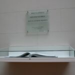 Gedenktafel f&uuml;r die Opfer der Diktaturen des 20. Jahrhunderts (&copy; Bundesstiftung Aufarbeitung, fotografiert von Oliver Boyn)