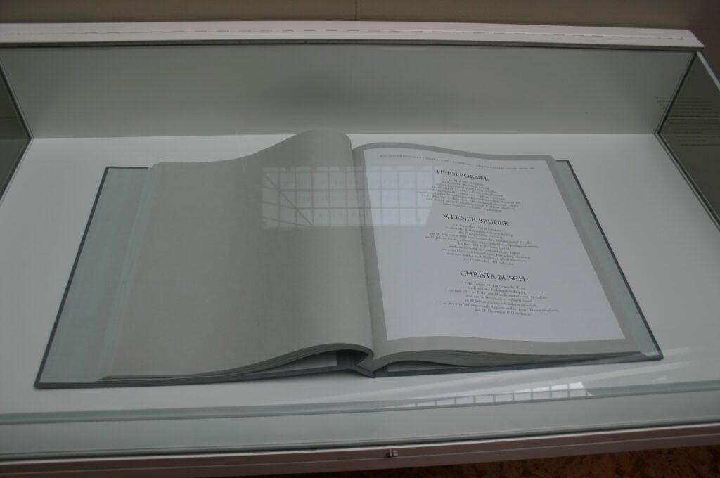 Gedenktafel f&uuml;r die Opfer der Diktaturen des 20. Jahrhunderts (&copy; Bundesstiftung Aufarbeitung, fotografiert von Oliver Boyn)