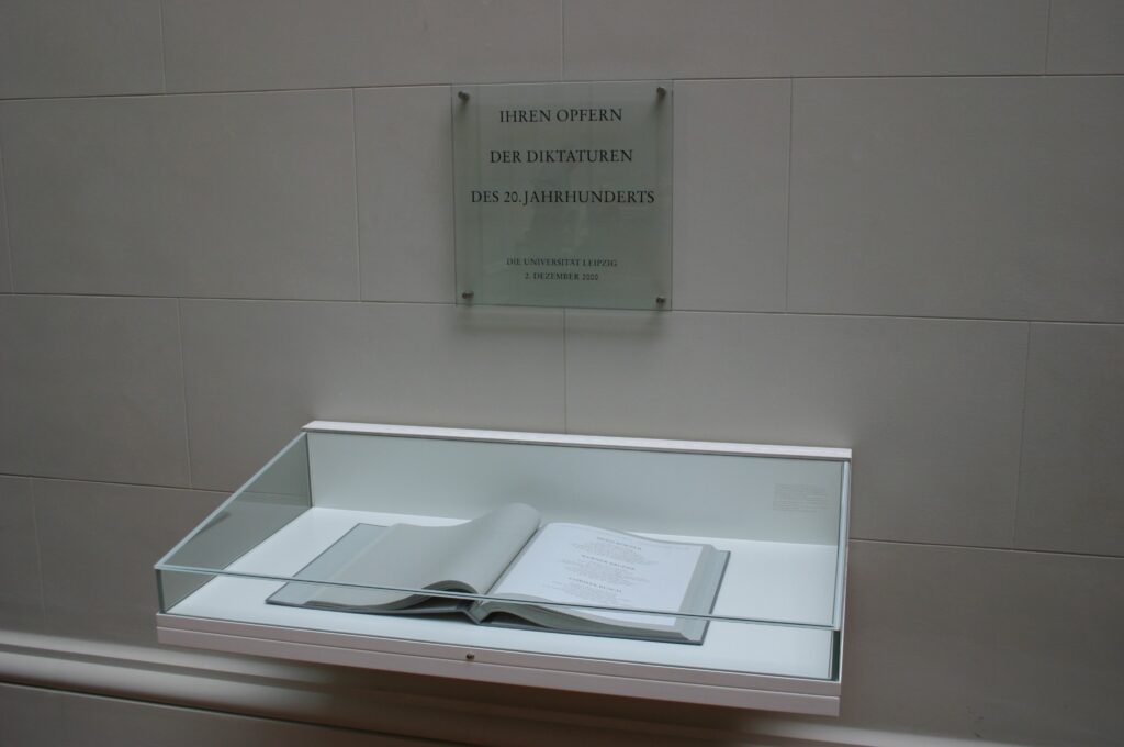 Gedenktafel f&uuml;r die Opfer der Diktaturen des 20. Jahrhunderts (&copy; Bundesstiftung Aufarbeitung, fotografiert von Oliver Boyn)