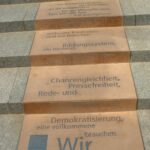 Gedenktafel zur Erinnerung an die friedliche Demonstration am 1. November 1989 (&copy; Bundesstiftung Aufarbeitung, fotografiert von Oliver Boyn)