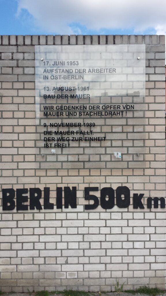Detailansicht des Mahnmals zum Gedenken an die Deutsche Teilung (&copy; Bundesstiftung Aufarbeitung, fotografiert von Lena Ens)