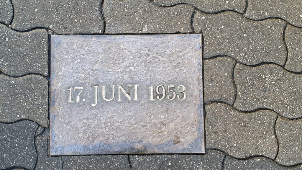 Detailansicht des Denkmals zum Volksaufstand vom 17. Juni 1953 (&copy; Bundesstiftung Aufarbeitung, fotografiert von Lena Ens)