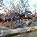 Bronzeskulptur mit Gedenktafel zur Erinnerung an den Fall der Berliner Mauer (© Bundesstiftung Aufarbeitung, fotografiert von Oliver Boyn) Bronzeskulptur mit Gedenktafel zur Erinnerung an den Fall der Berliner Mauer (© Bundesstiftung Aufarbeitung, fotografiert von Oliver Boyn)