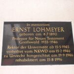 Informationstafel am Ernst-Lohmeyer-Haus (&copy; Bundesstiftung Aufarbeitung, fotografiert von Oliver Boyn)