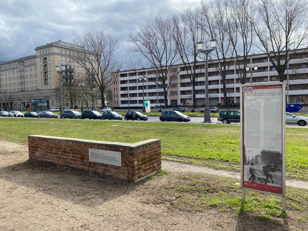 Gedenktafel und Informationstafel "Die Ereignisse um den 17. Juni" (&copy; Bundesstiftung Aufarbeitung, fotografiert von Karoline Punke)