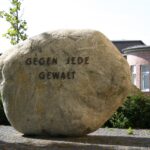 Gedenkstein &bdquo;Gegen jede Gewalt&ldquo; (&copy; Bundesstiftung Aufarbeitung, fotografiert von Oliver Boyn)