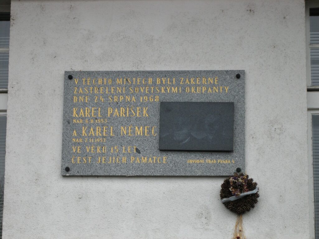 Gedenktafel f&uuml;r Karel Par&iacute;&scaron;ek und Karel Němec - Opfern der Invasion 1968 (&copy; Bundesstiftung Aufarbeitung, fotografiert von Ronny Heidenreich)
