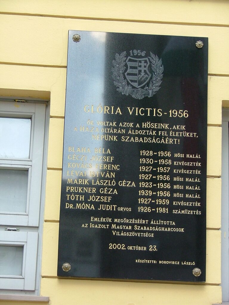 Gedenktafel Gloria Victis (&copy; Bundesstiftung Aufarbeitung, fotografiert von R&oacute;bert Guly&aacute;s)