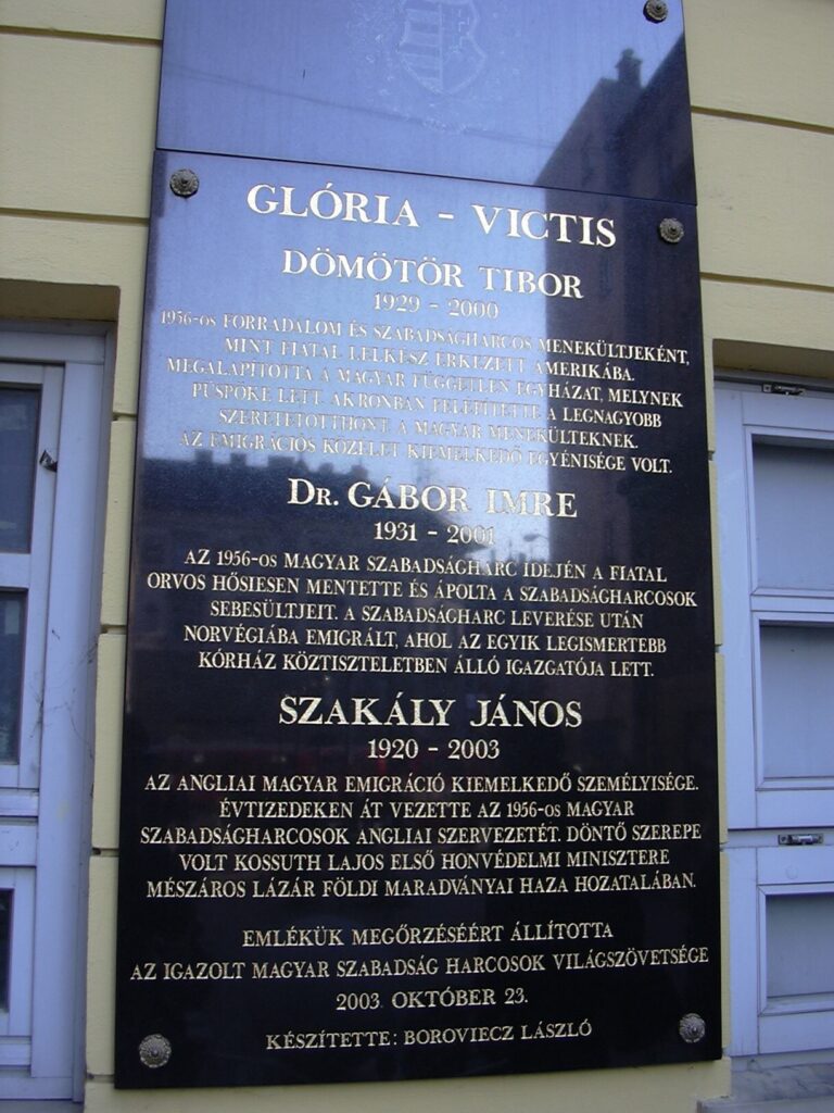 Gedenktafel f&uuml;r Tibor D&ouml;m&ouml;t&ouml;r, Imre G&aacute;bor und J&aacute;nos Szak&aacute;ly (&copy; Bundesstiftung Aufarbeitung, fotografiert von Rebekka Denz)